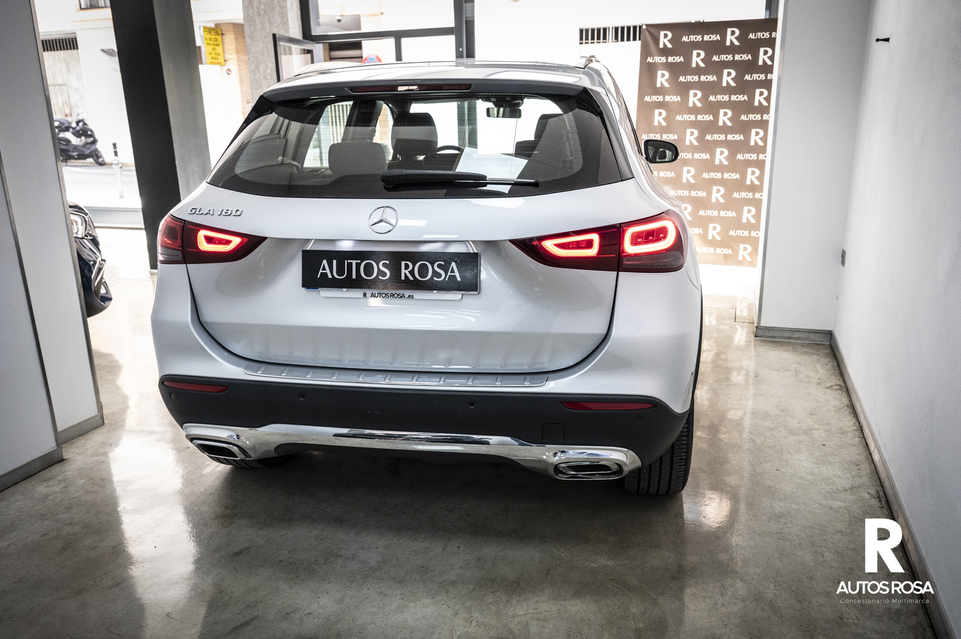 
								MERCEDES-BENZ GLA 180 Progesive completo									