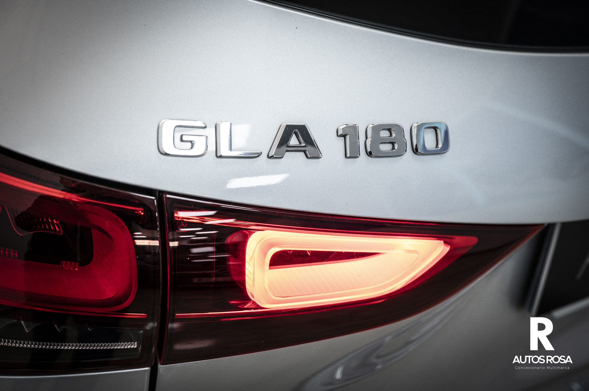 
								MERCEDES-BENZ GLA 180 Progesive completo									