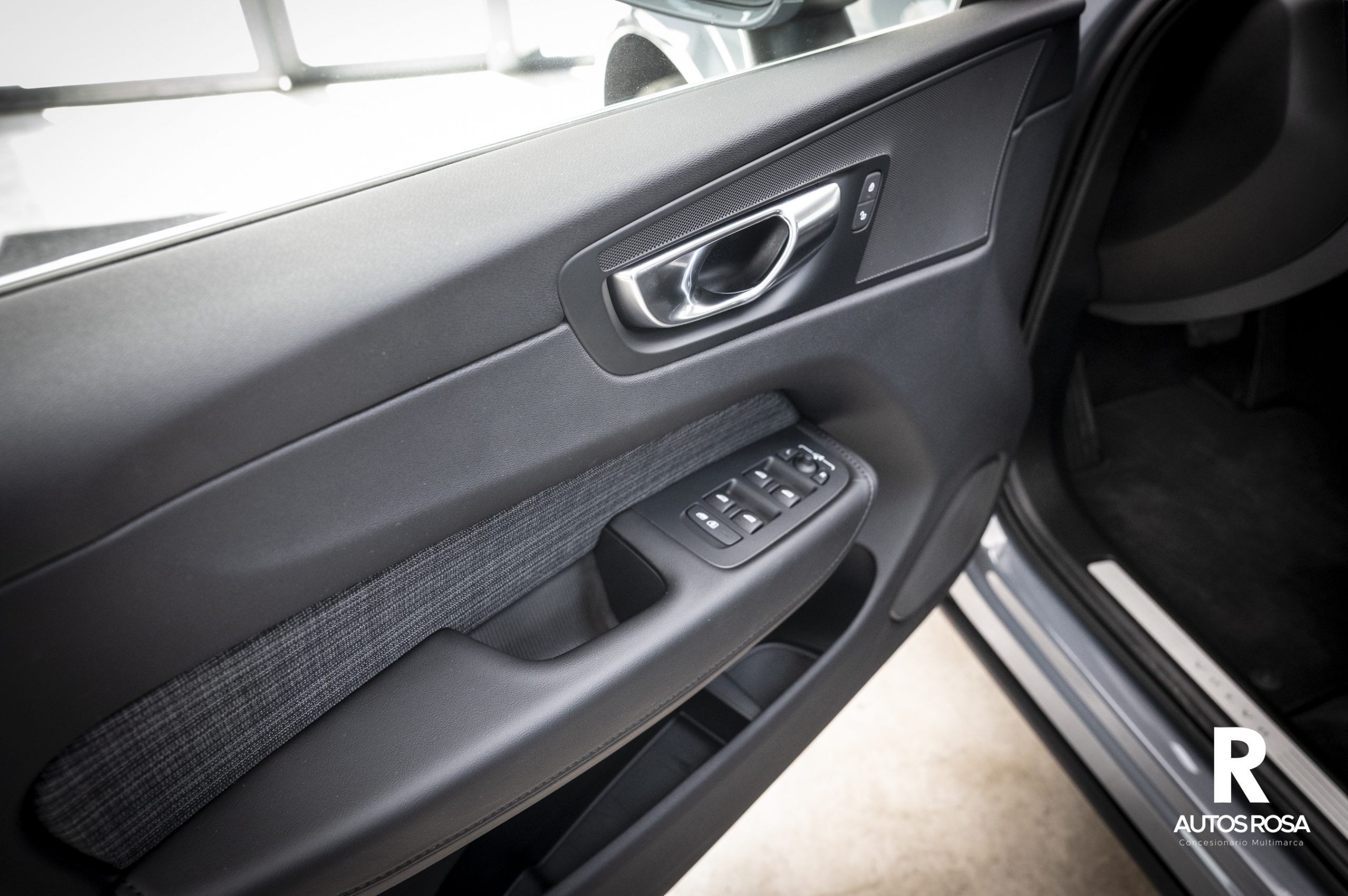 
								XC60 2.0 B4 D CORE AUTO 197 5P completo									
