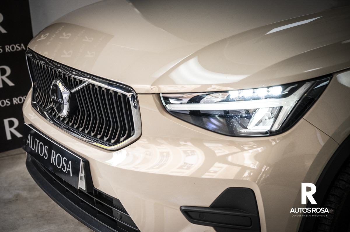 
								Volvo XC40 2.0 B3 COURE Auto completo									