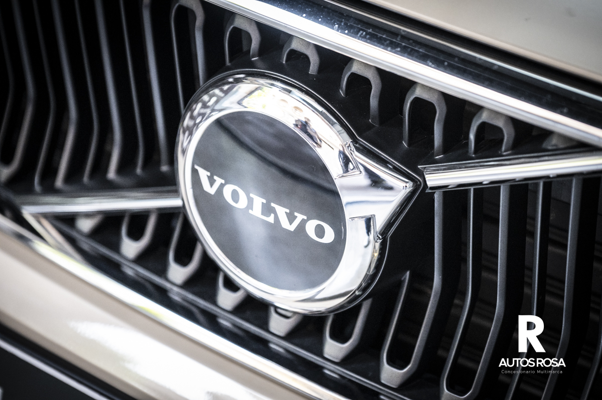 
								Volvo XC40 2.0 B3 COURE Auto completo									