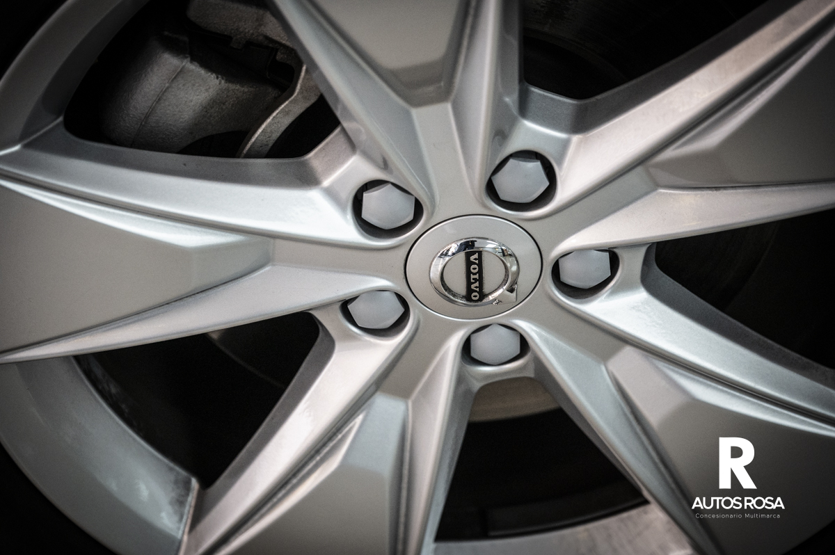 
								Volvo XC40 2.0 B3 COURE Auto completo									