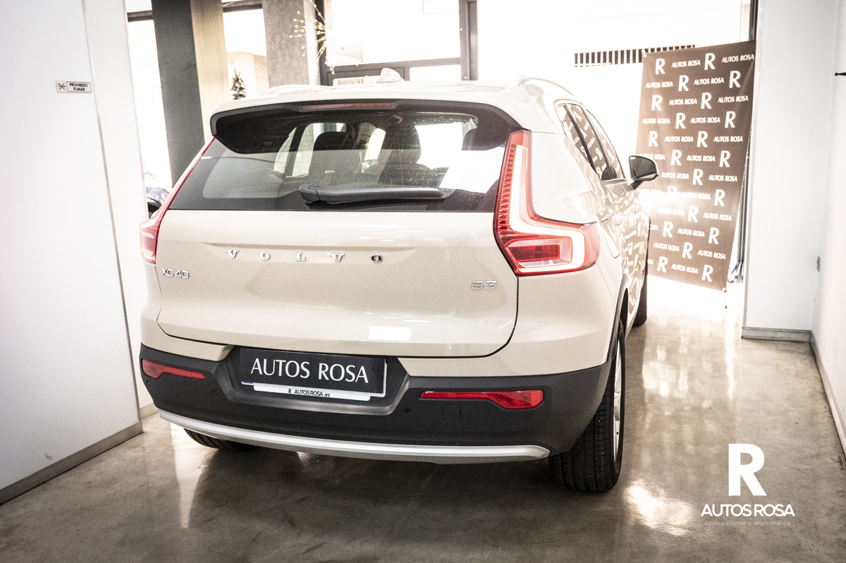 
								Volvo XC40 2.0 B3 COURE Auto completo									
