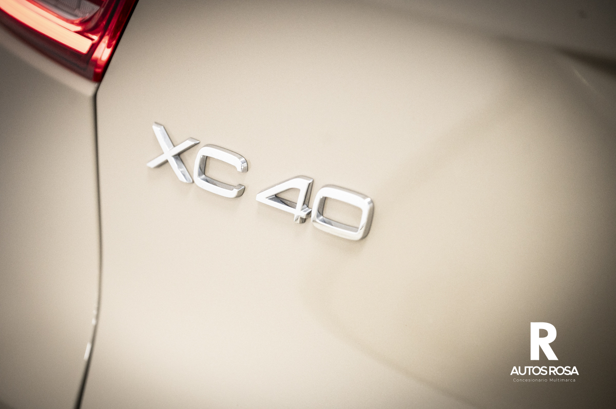 
								Volvo XC40 2.0 B3 COURE Auto completo									