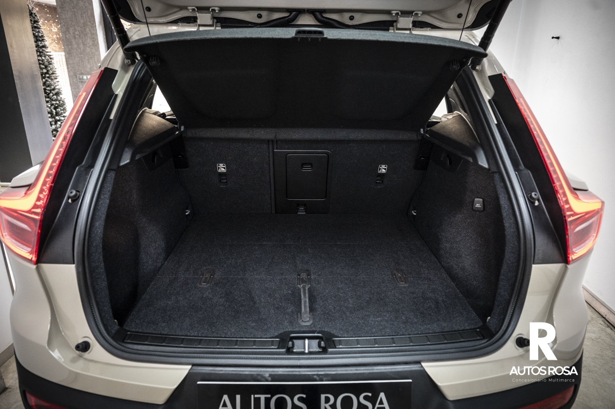 
								Volvo XC40 2.0 B3 COURE Auto completo									