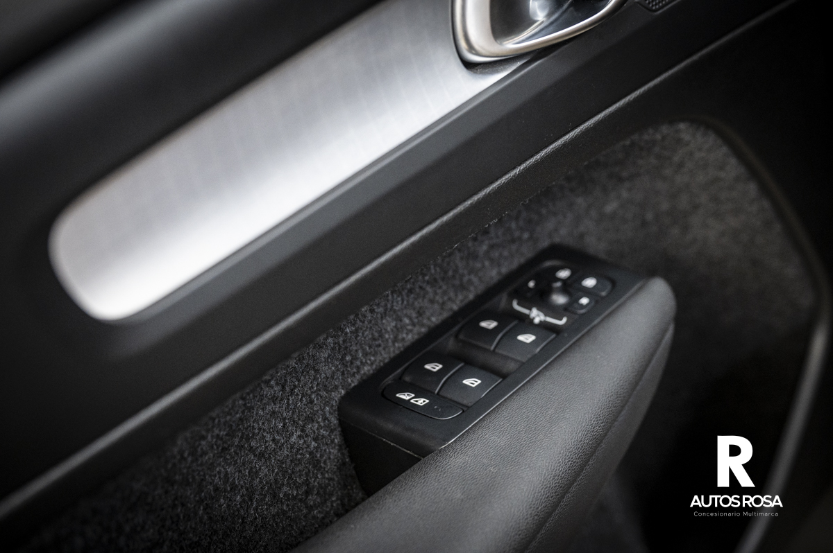 
								Volvo XC40 2.0 B3 COURE Auto completo									