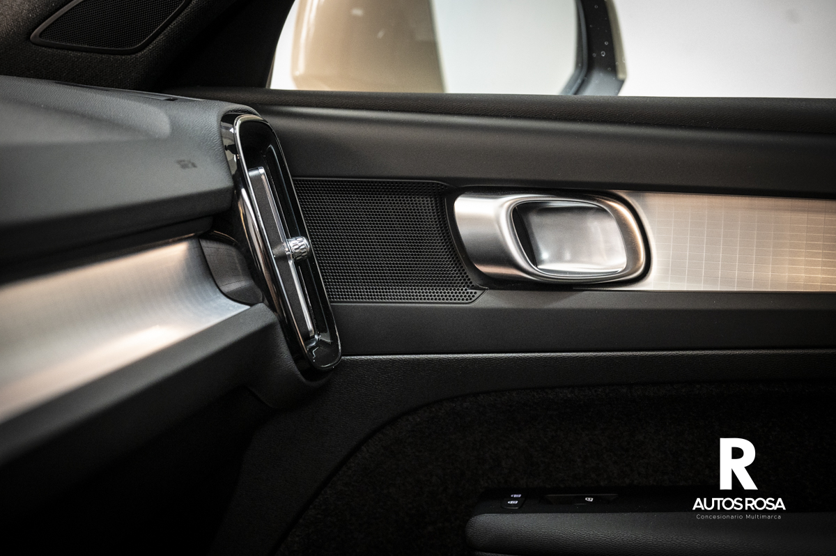 
								Volvo XC40 2.0 B3 COURE Auto completo									