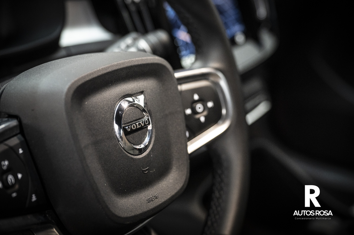 
								Volvo XC40 2.0 B3 COURE Auto completo									