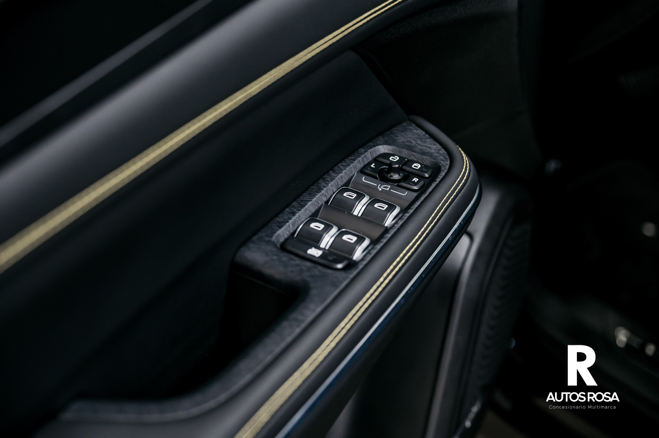 
								Lynk & Co 01 1.5 PHEV More 276 CV SPARKLING BLACK completo									