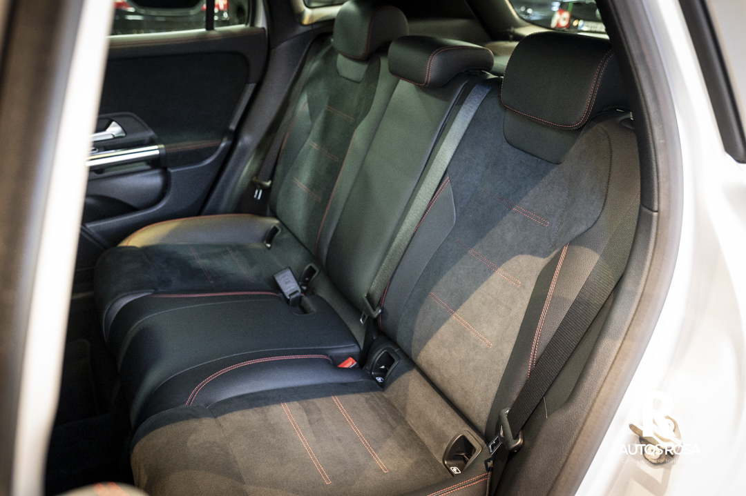 
								Mercedes-Benz GLA 200 D 150 CV AMG Line completo									