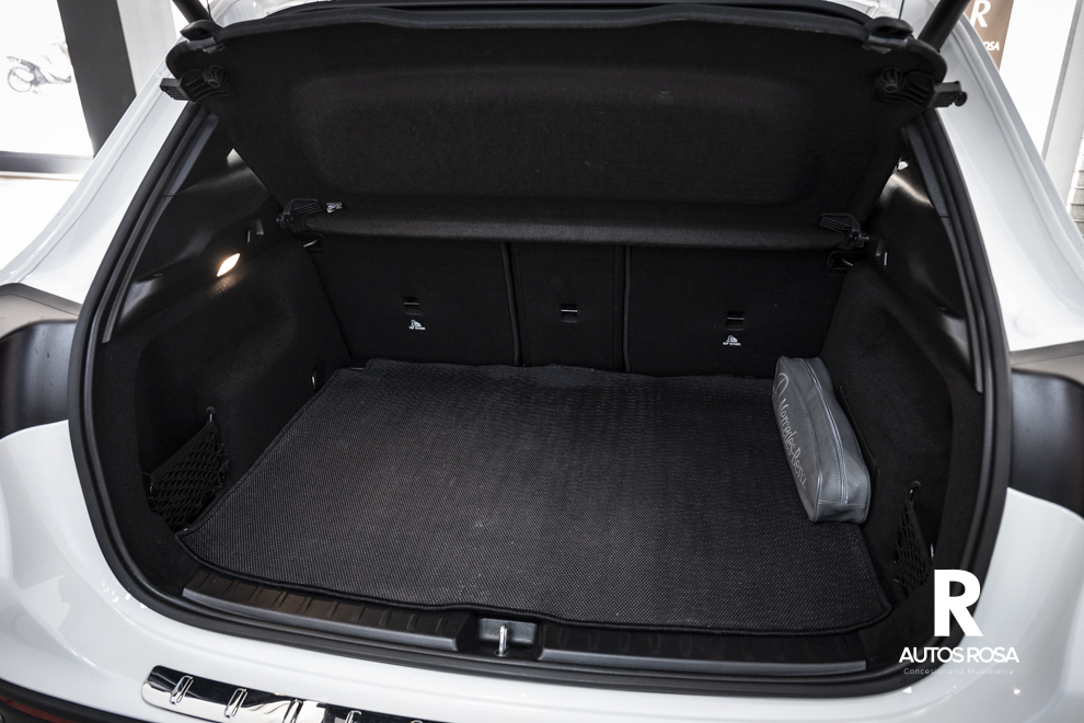 
								Mercedes-Benz GLA 200 d completo									