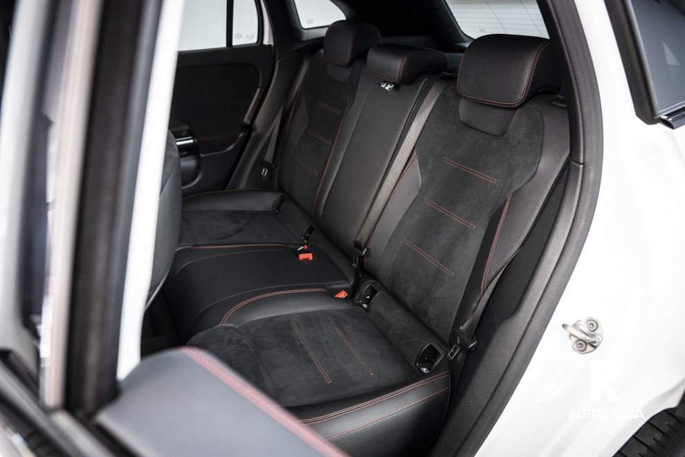 
								Mercedes-Benz GLA 200 d completo									